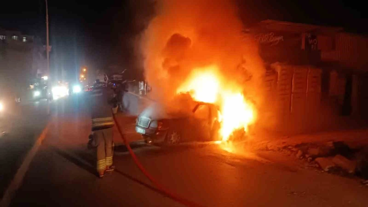 Hatayda alevlere teslim olan otomobil kullanılamaz hale geldi