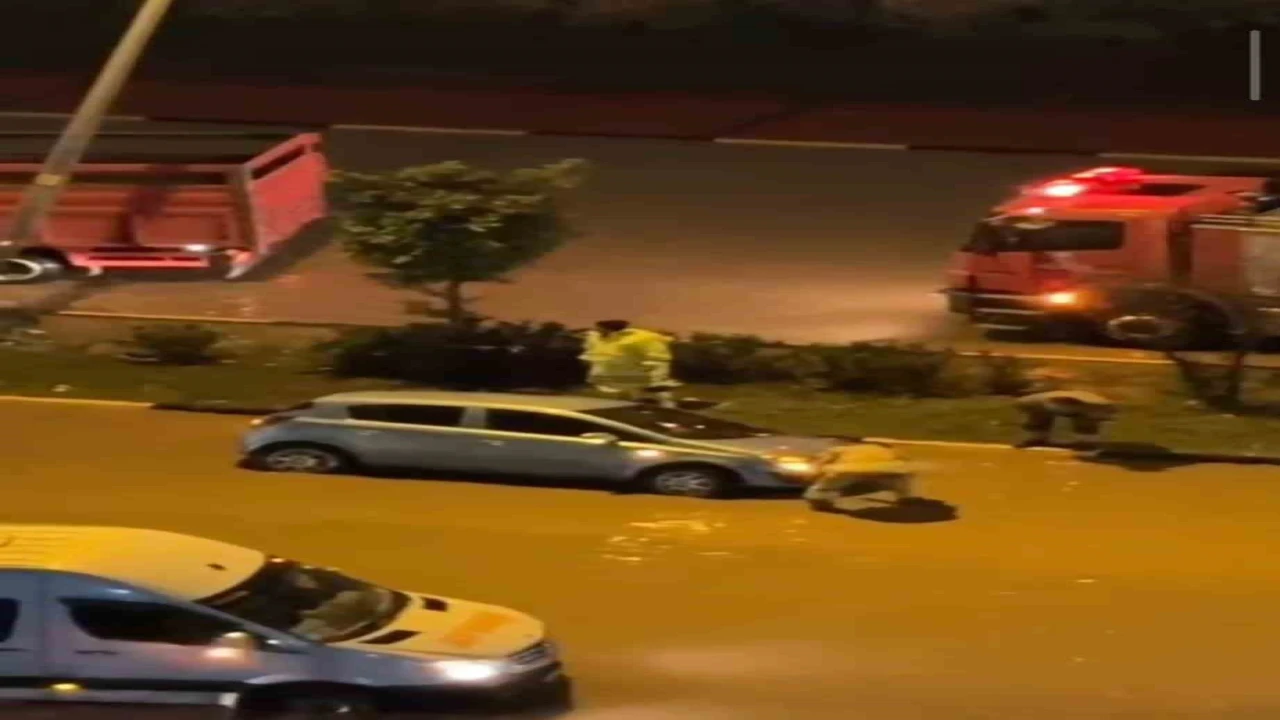 Hatayda aşırı yağışların etkisiyle, göle dönen yollarda araçlar mahsur kaldı