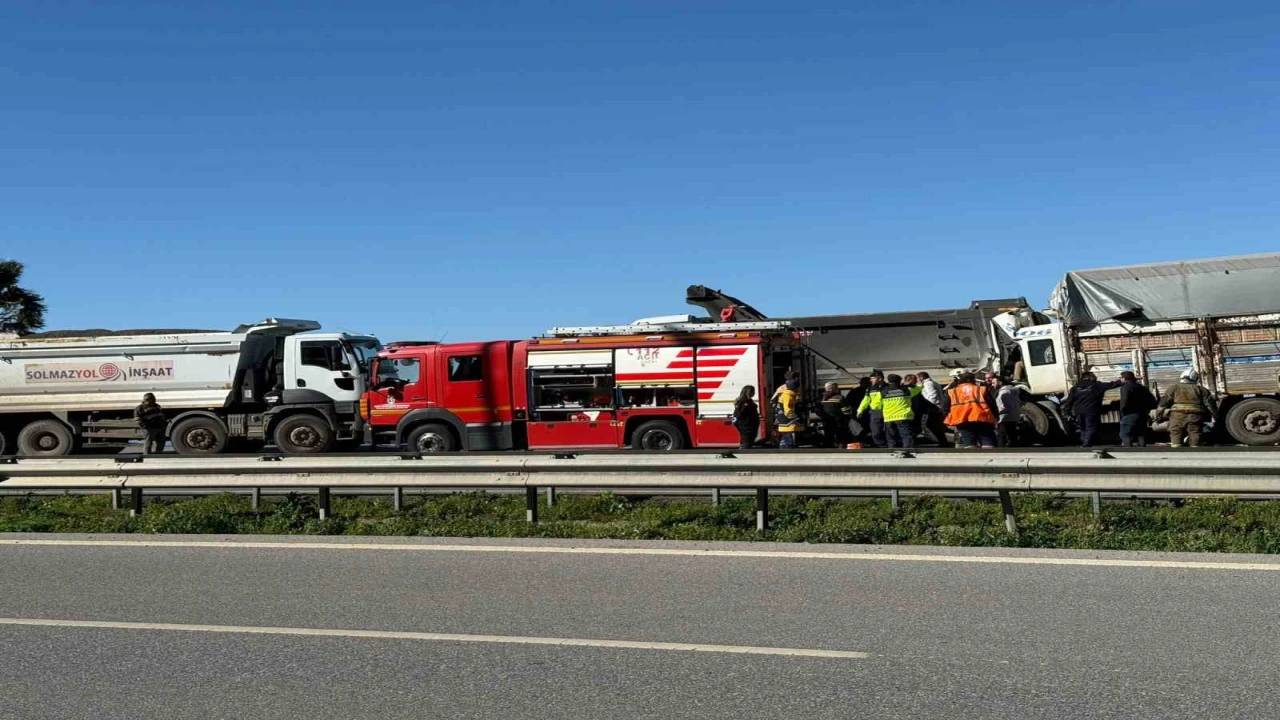 Hatayda aynı istikametteki kamyonlar çarpıştı: 1 ölü