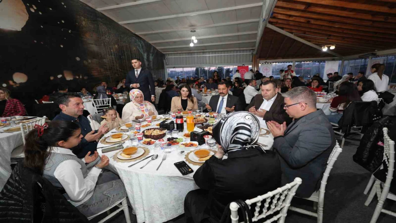 Hatayda koruyucu aileler iftar sofrasında bir araya geldi