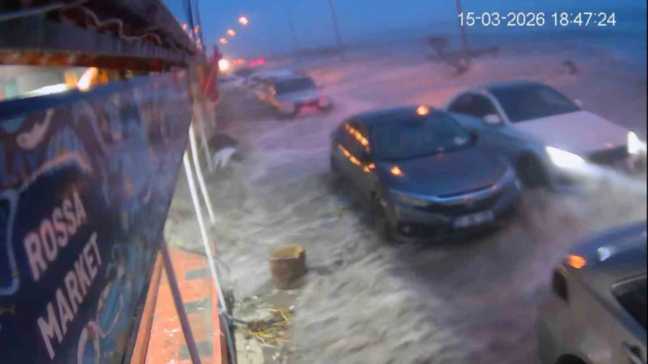 Hatayda kuvvetli fırtınayla deniz taştı, iş yerleri zarar gördü... O anlar kamerada