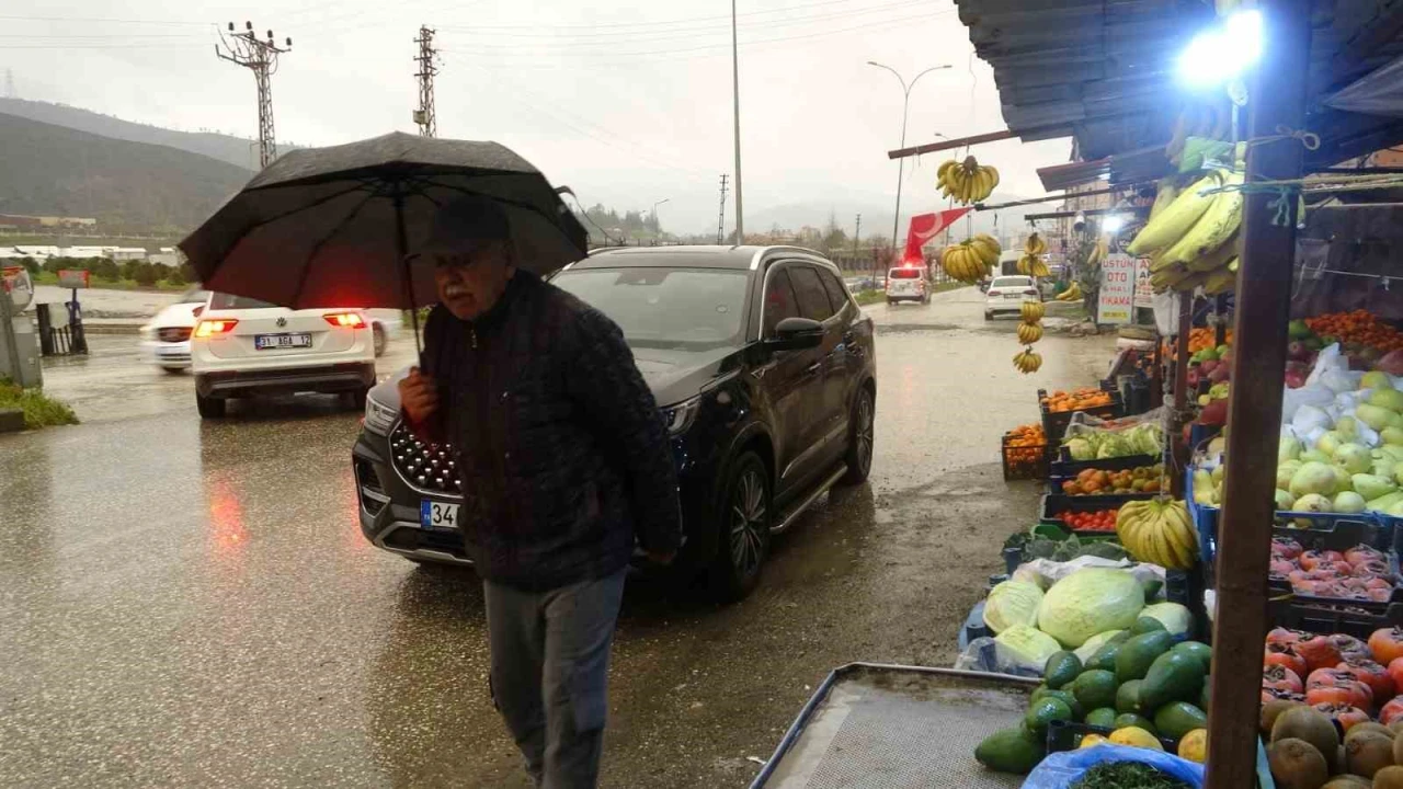 Hatayda kuvvetli sağanak yağış etkili oluyor