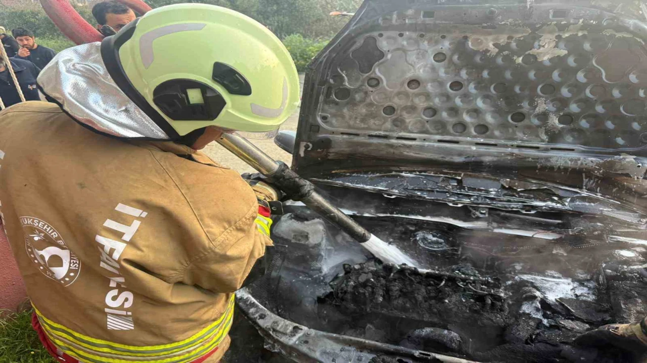 Hatayda park halindeki otomobil alevlere teslim oldu