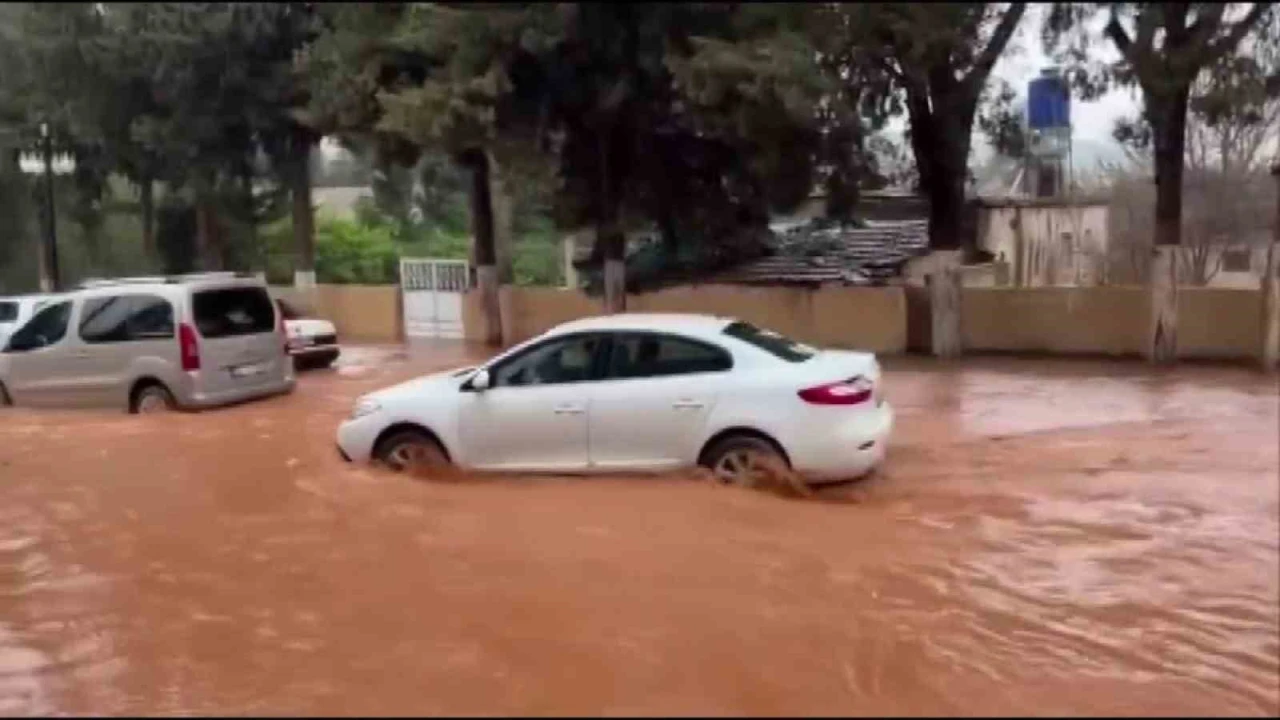 Hatayda sağanak etkili oldu: Yollar göle döndü, otelin oto parkını su bastı