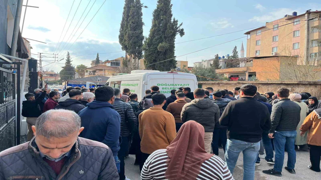 İranda hayatını kaybeden tır şoförünün cenazesi baba ocağına getirildi