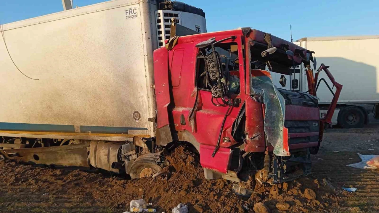 İranda yeri delen füzenin şarapnel parçasının isabet etmesiyle genç şoföre mezar olan tırın görüntüsü ortaya çıktı