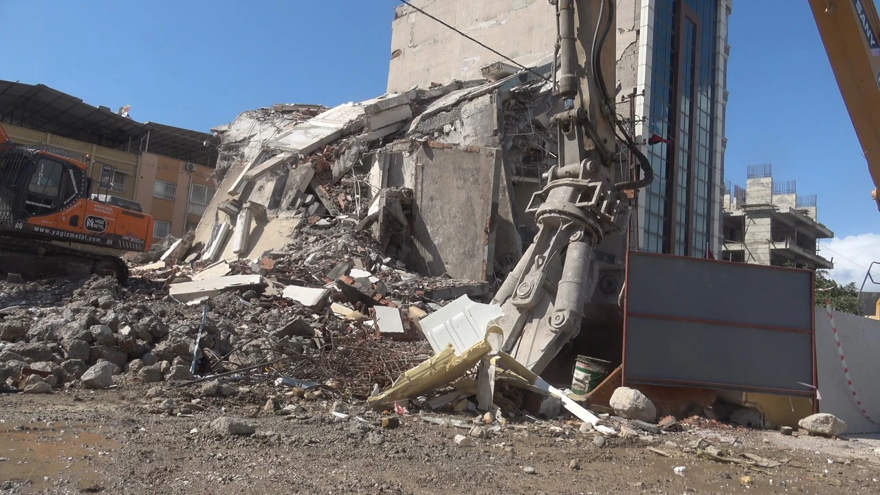 İş makinasının kolona son dokunuşu 7 katlı binayı yerle bir etti