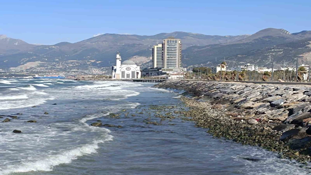 İskenderun Körfezinde denizde çekilme yaşandı