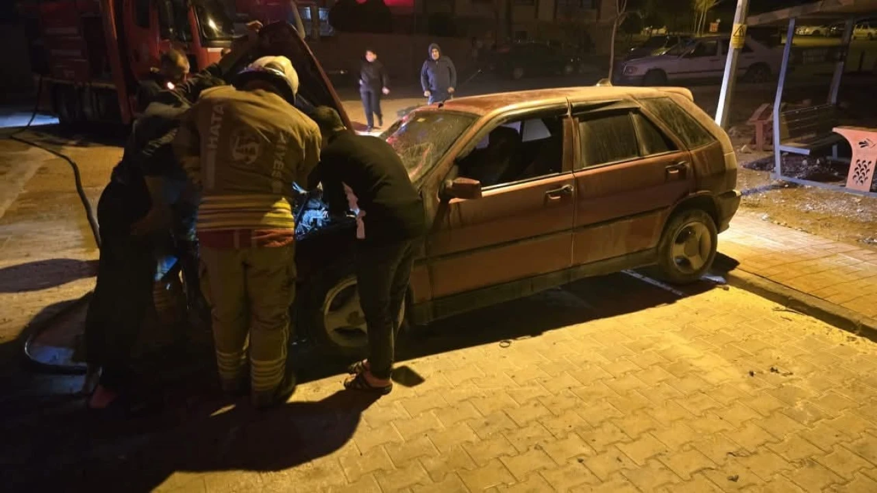 İskenderunda otomobiL yangını