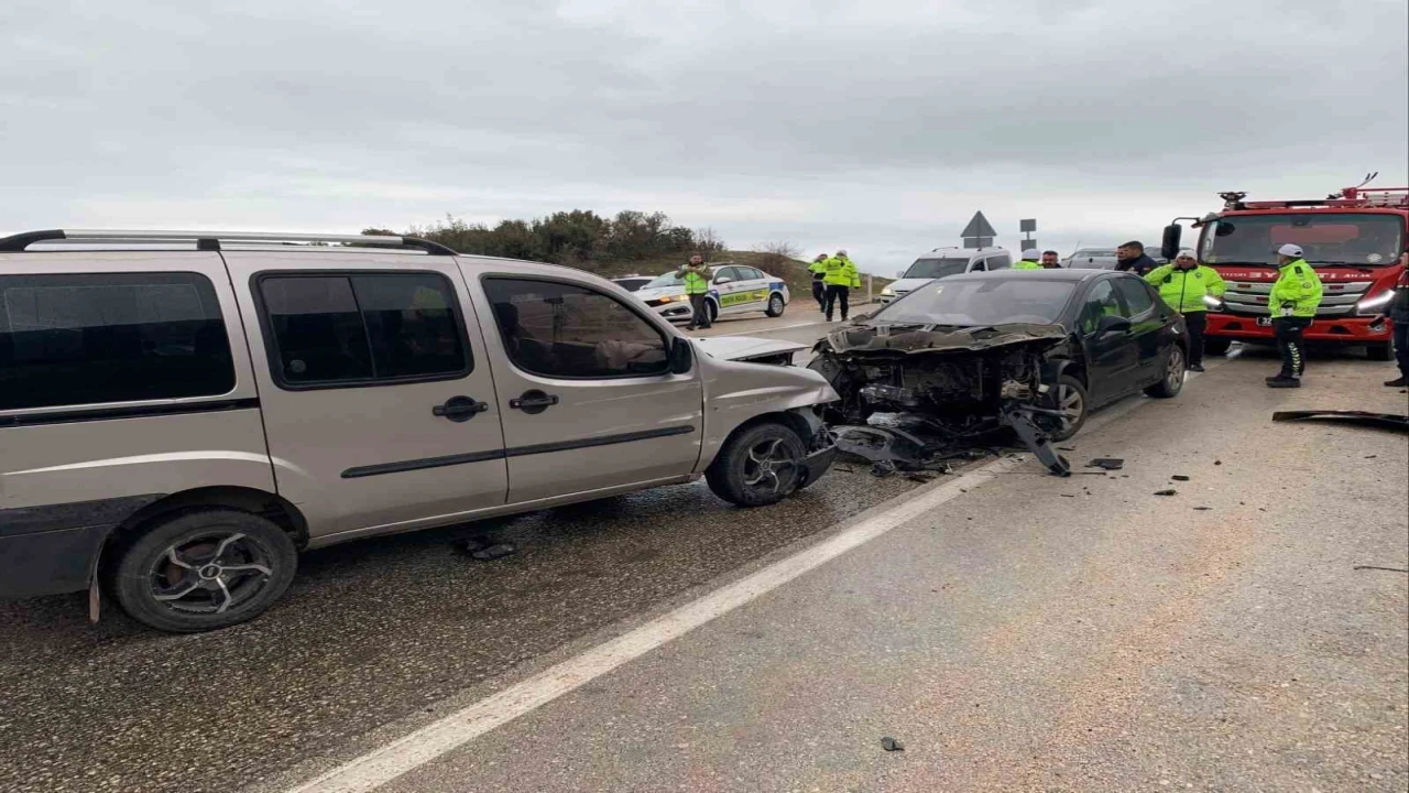 Ispartada 8 kişinin yaralandığı kaza kamerada