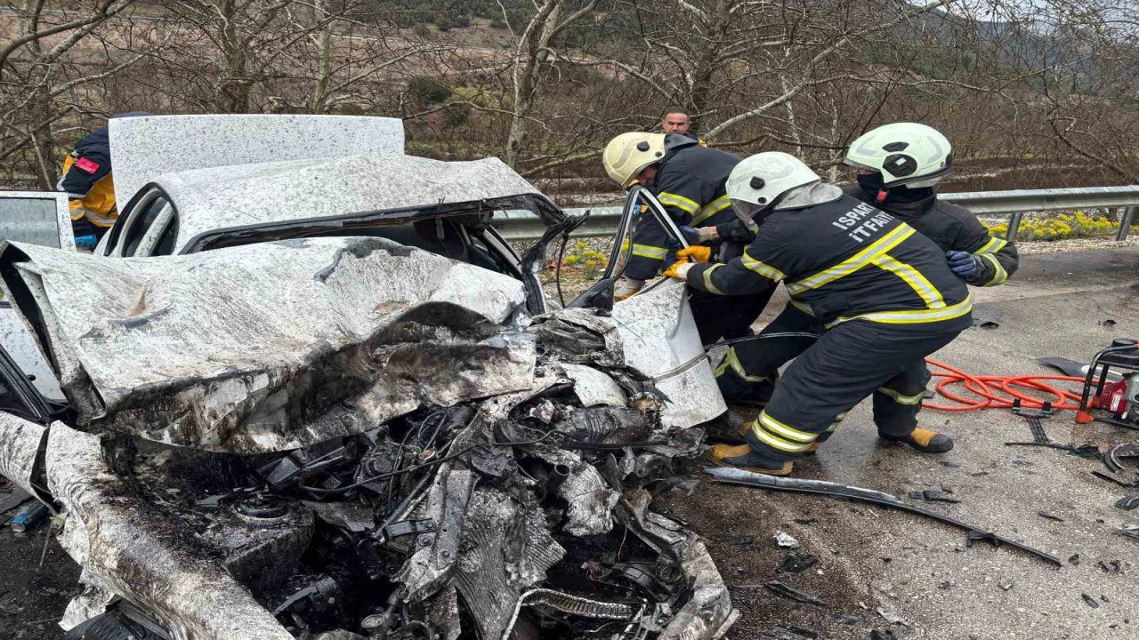 Ispartada feci kaza nişanlı çifti hayattan kopardı