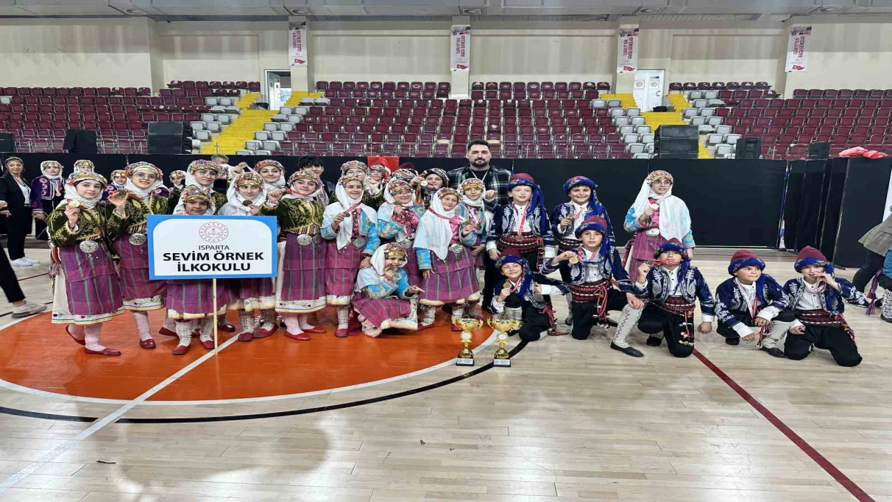 Ispartada halk oyunları miniklerin şampiyonu Sevim Örnek İlkokulu