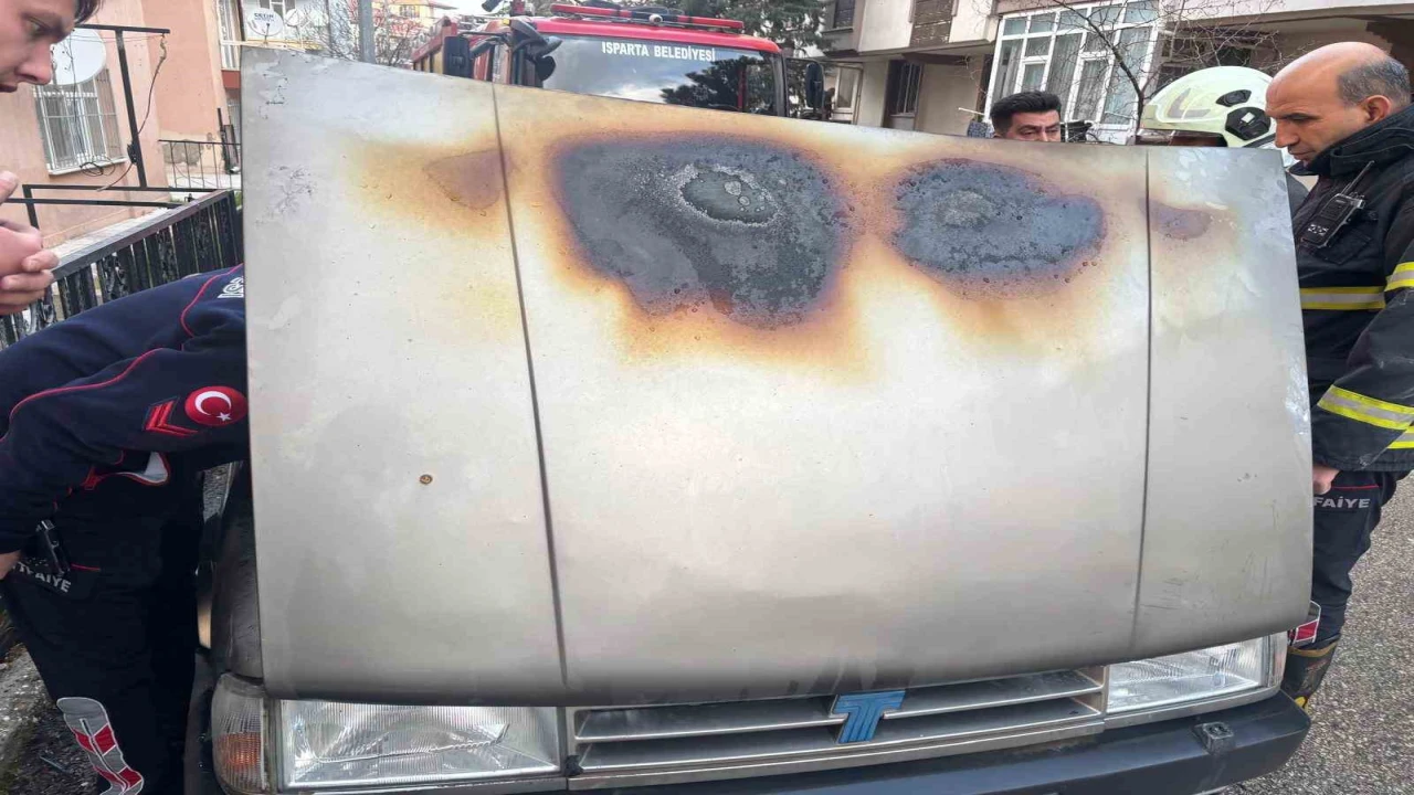 Ispartada park halindeki Tofaşın motor kısmı yandı