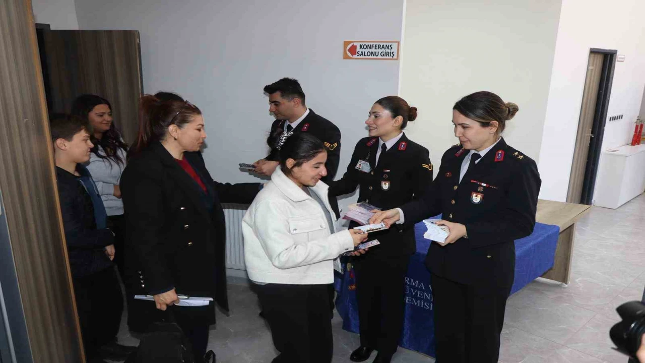 Jandarma ve Sahil Güvenlik Akademisinden öğrencilere kariyer tanıtımı