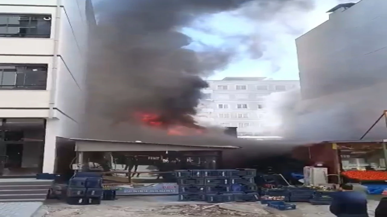 Kahramanmaraşta manavda çıkan yangını itfaiye söndürdü