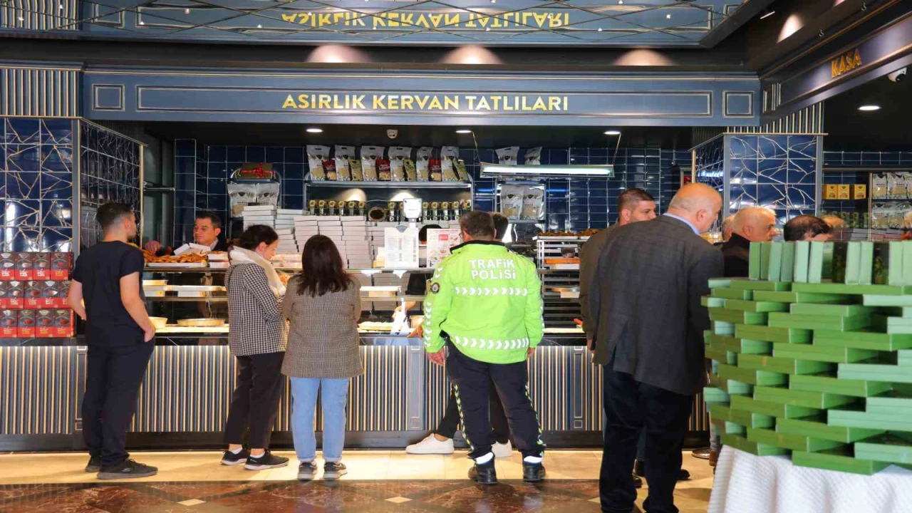 Kahramanmaraşta Ramazan tatlıları tezgahları süslüyor