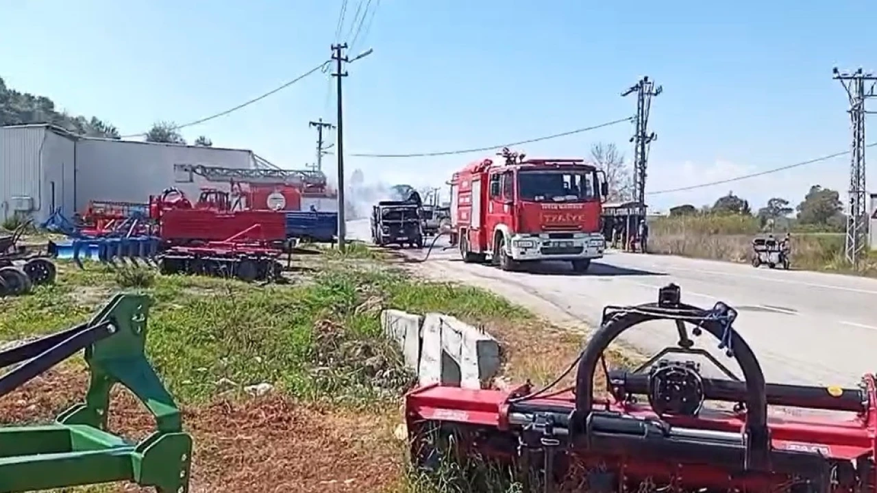 Karton yüklü kamyonet seyir halindeyken yandı