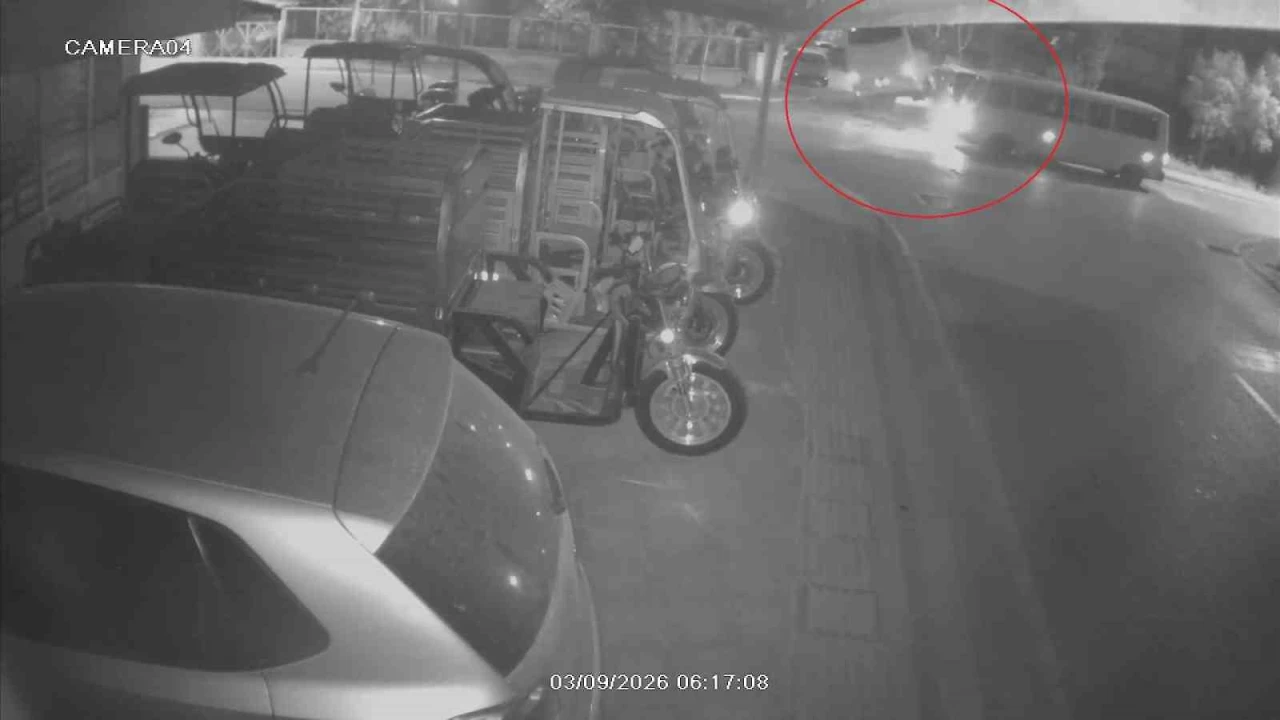 Kaza yapan otel servisi, park halindeki araçların üzerine devrildi