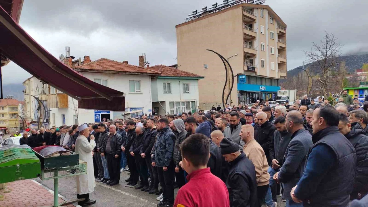 Kazada hayatını kaybeden nişanlı çift yan yana toprağa verildi