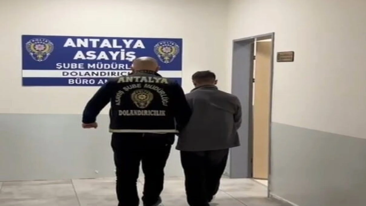 Kendisini MİT görevlisi olarak tanıtıp vatandaşı dolandıran şüpheli suçüstü yakalandı