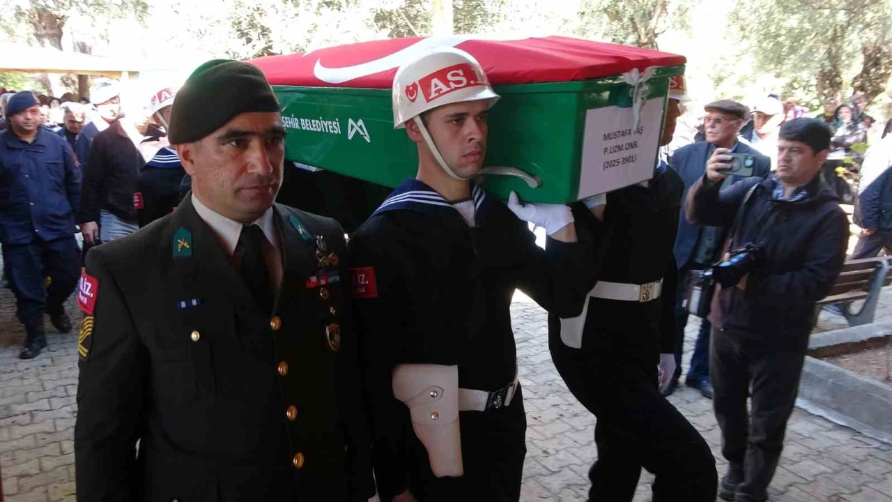 Kıbrısta kazada hayatını kaybeden uzman onbaşı son yolculuğuna uğurlandı