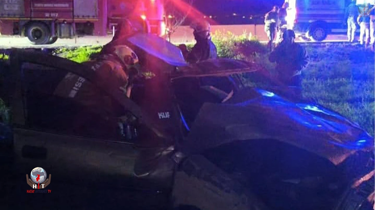 Kırıkhanda hurdaya dönen otomobilin sürücüsü yaralandı