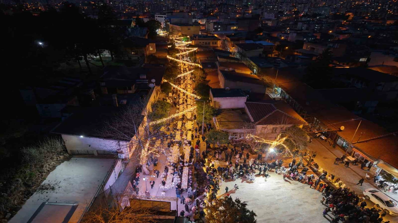 Kozan Kalesinden atılan topla tarihi çarşıda Ramazan coşkusu yaşandı