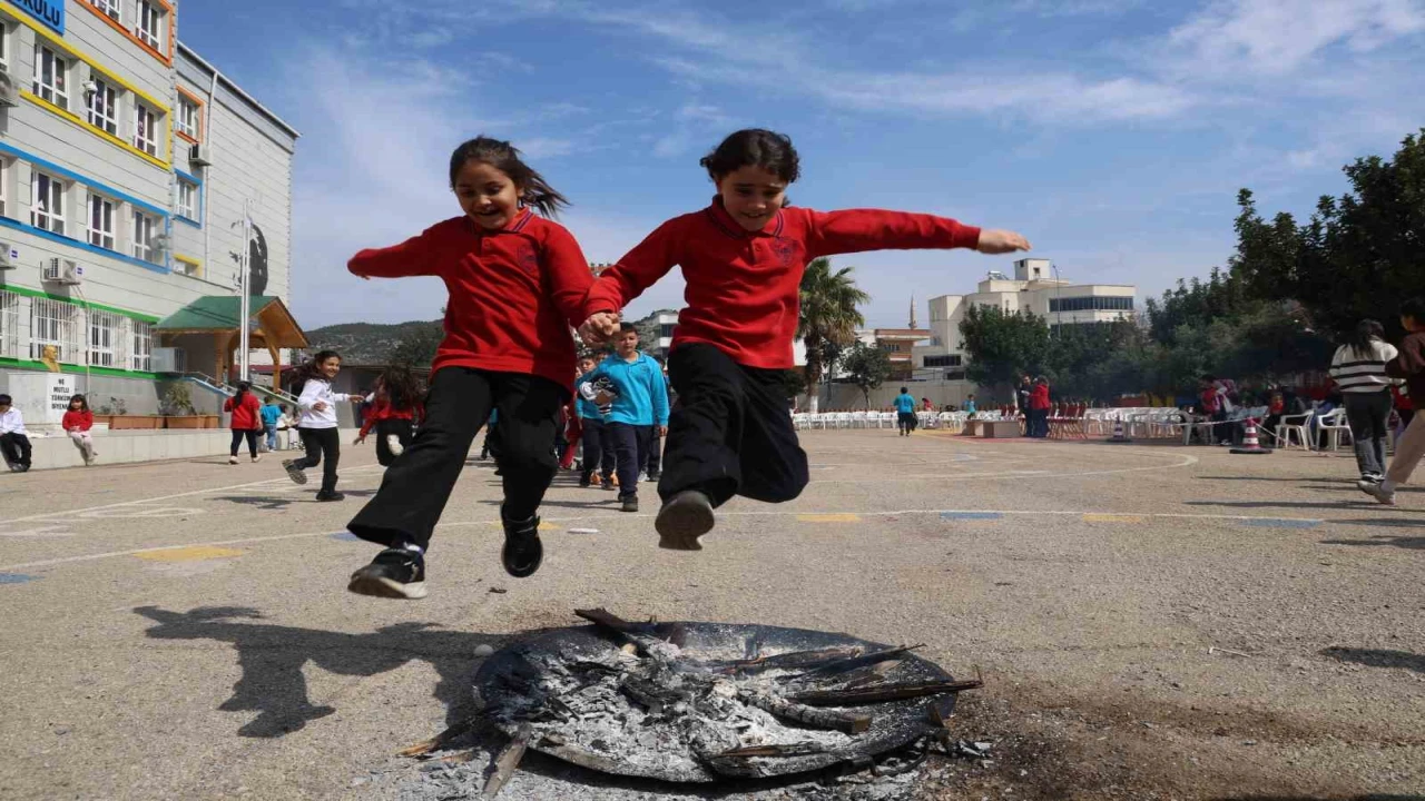 Kozanda öğrenciler Nevruzu coşkuyla kutladı