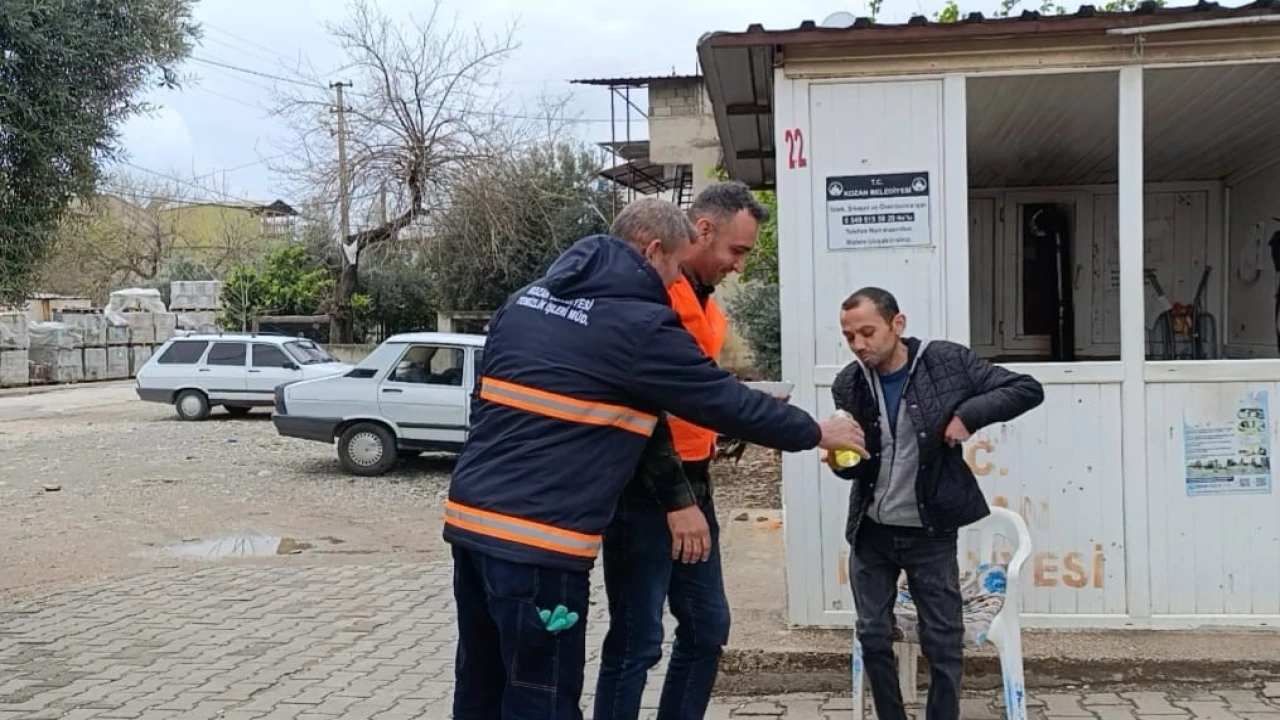 Kozanda temizlik işçilerinden anlamlı bayramlaşma