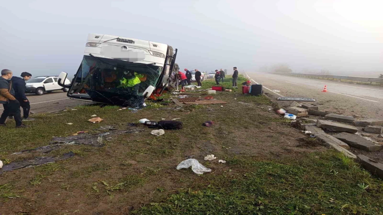Kozanda yolcu otobüsü devrildi: 2 ölü, 17 yaralı