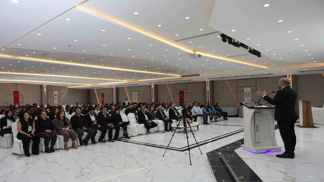 Lise öğrencileri tıp sempozyumuna katıldı