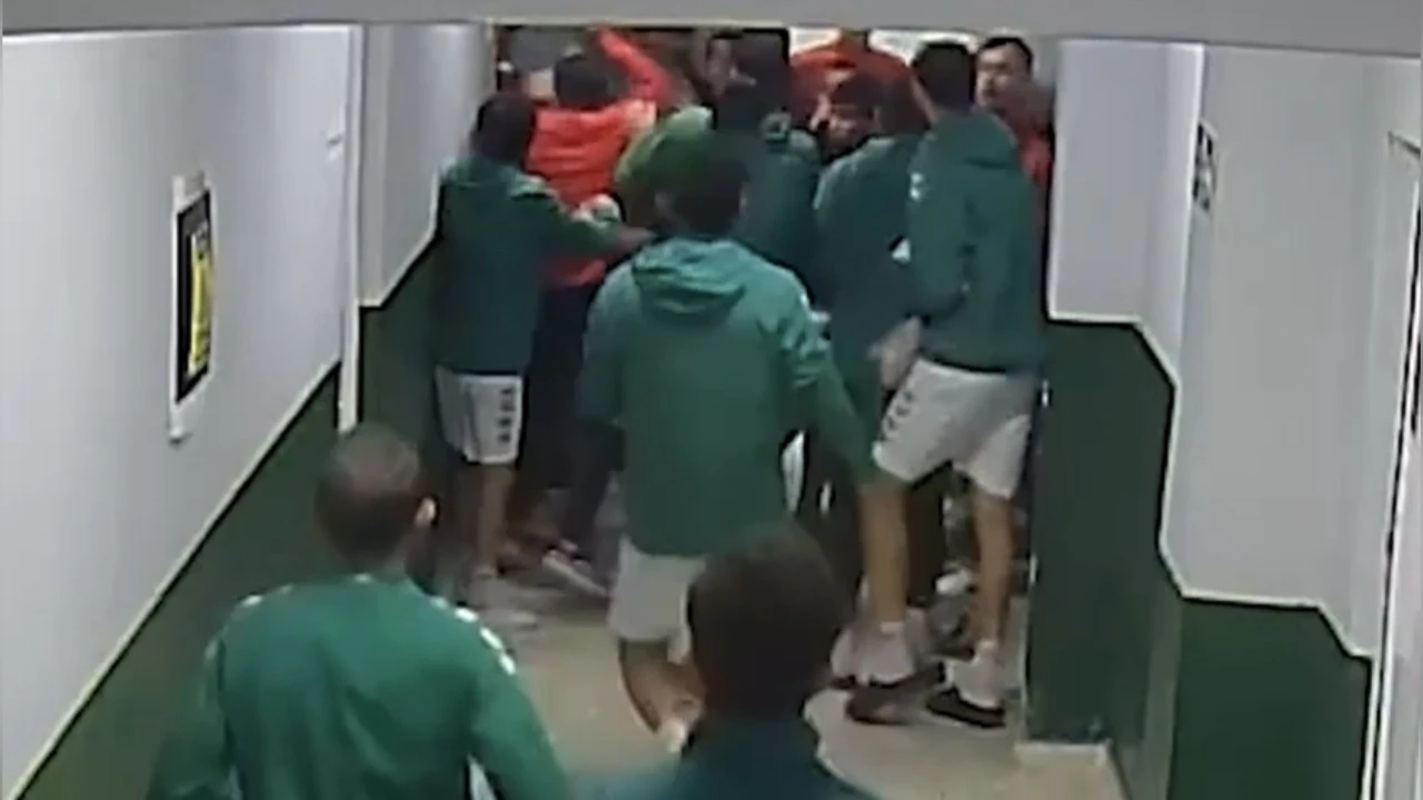 Maç öncesi ortalık karıştı: Futbolcular kramponlarla darbedildi