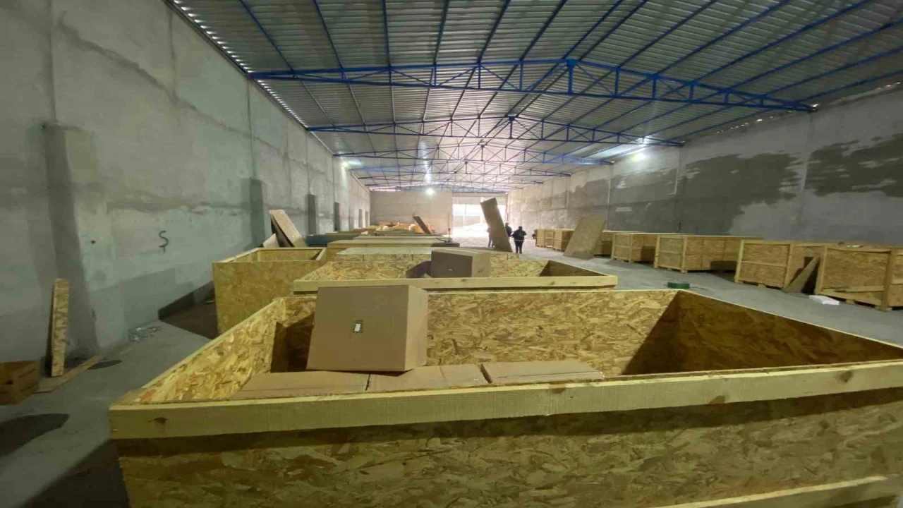 Makaronları sandık içine gizleyip montajladılar