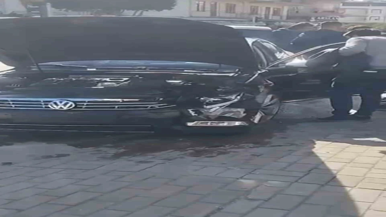 Manavgatta iki otomobil kavşakta çarpıştı