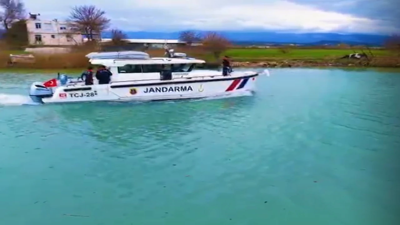 Manavgatta jandarmadan deniz ve ırmakta bayram mesaisi