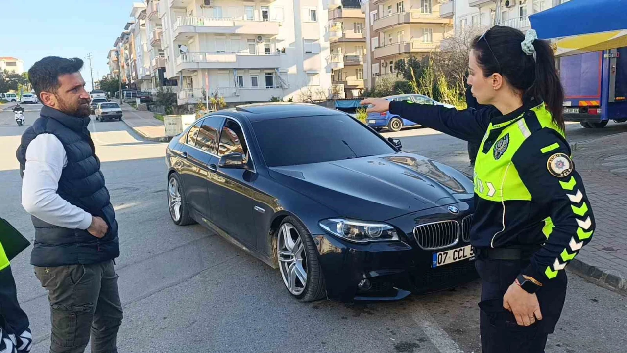 Manavgatta park halindeki otomobile çarpan motosikletli yaralandı