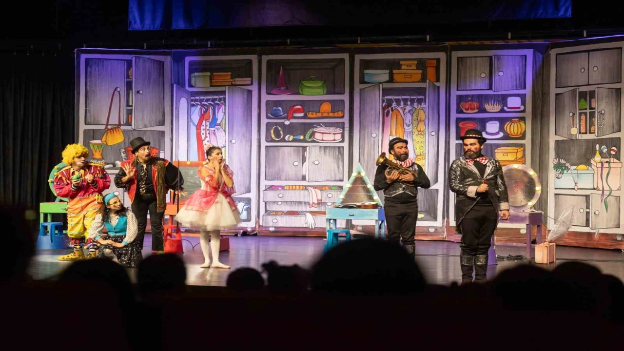 Mersin Şehir Tiyatrosu Dünya Tiyatro Gününü binlerce seyirciyle kutladı