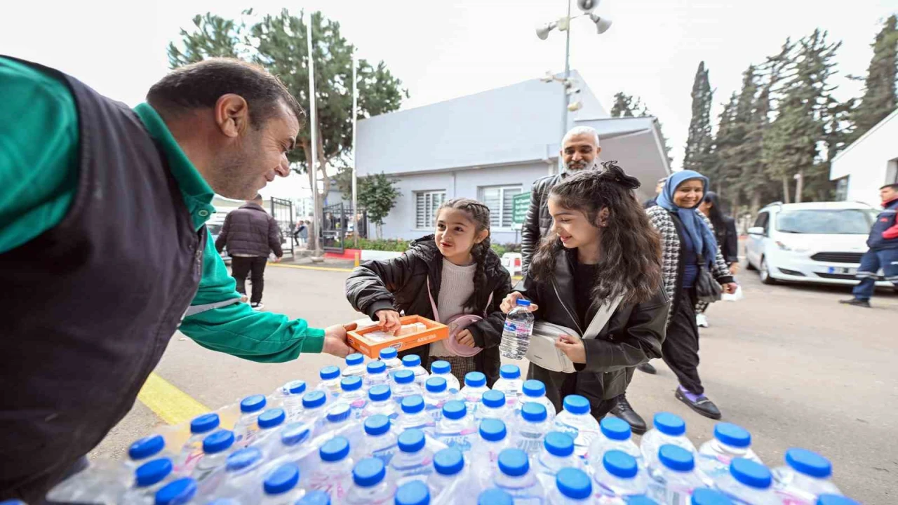 Mersinde bayramda mezarlıklarda vatandaşlar yalnız bırakılmıyor