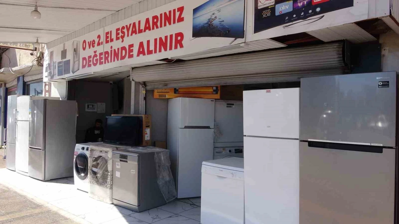 Mersinde bir esnaf, yardım etmek istediği genç tarafından soyuldu