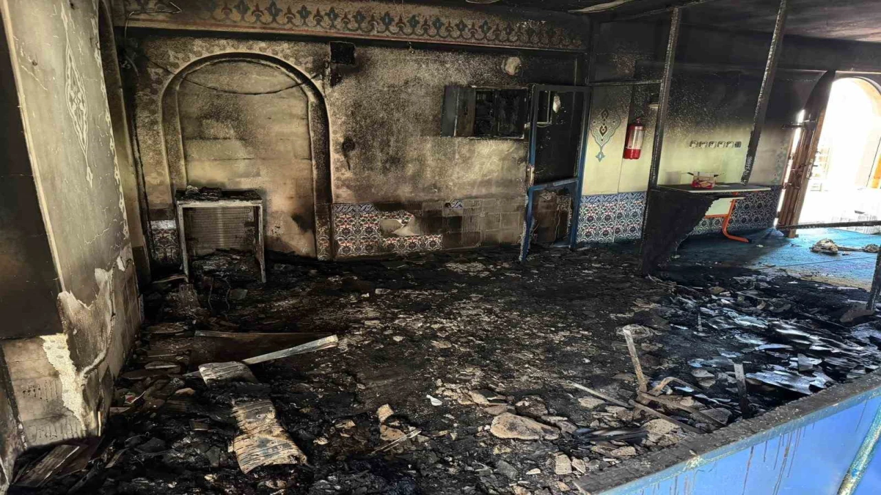 Mersinde camide çıkan yangın hasara yol açtı