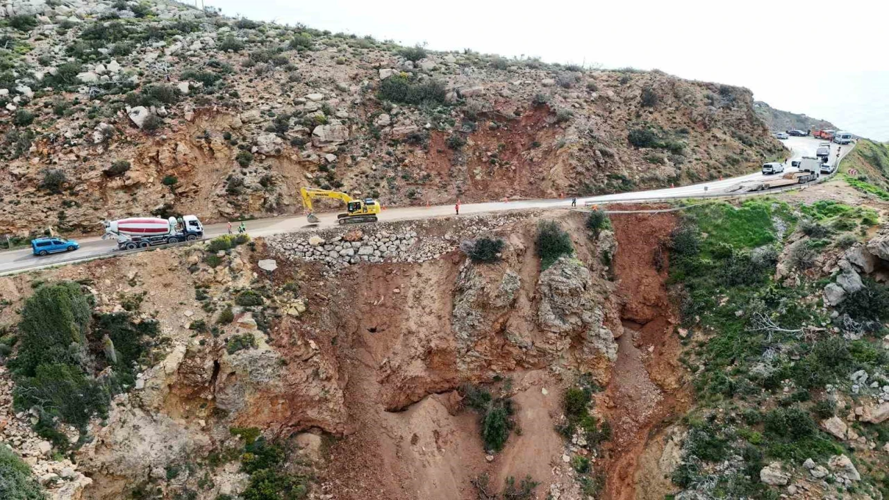 Mersinde çöken yolda çalışmalar sürüyor: Mersin-Antalya yolunda trafik kontrollü sağlanıyor