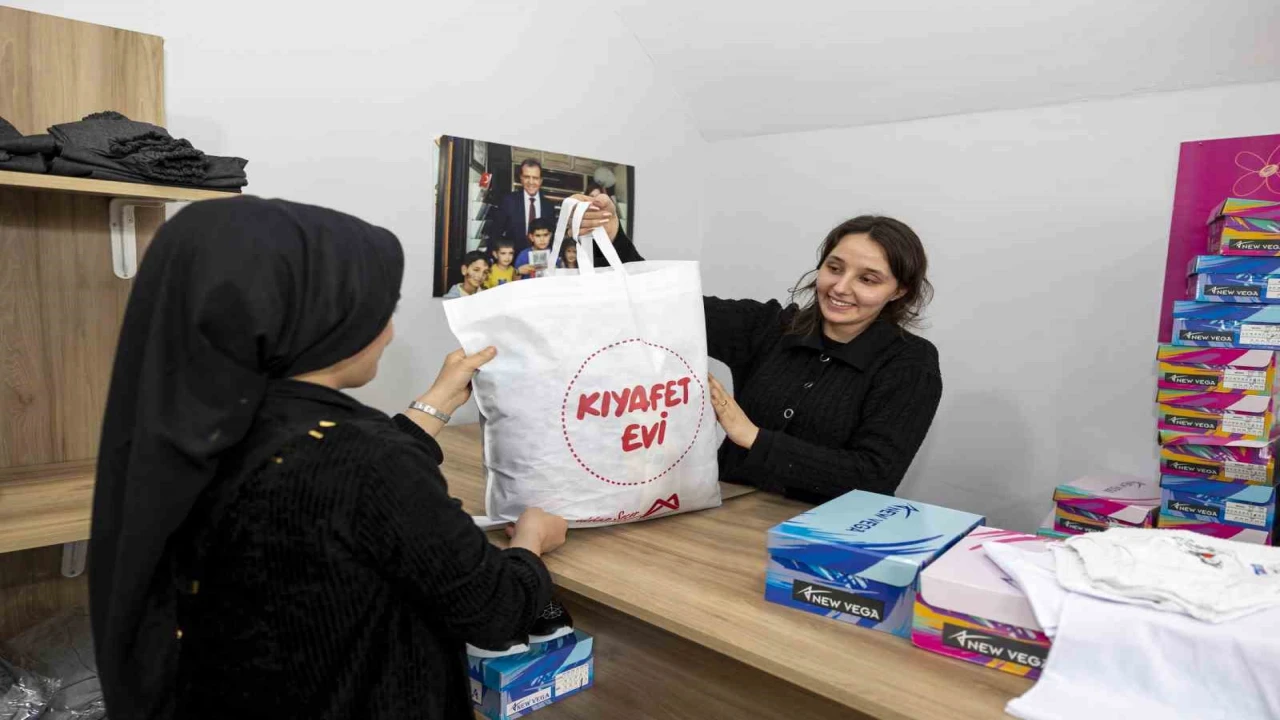 Mersinde dar gelirli ailelerin çocuklarına bayramlık desteği