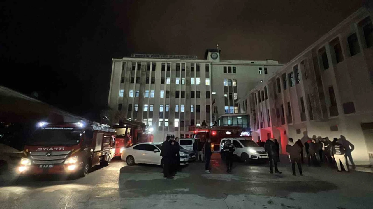 Mersinde emniyetin ek binasında çıkan yangın büyümeden söndürüldü