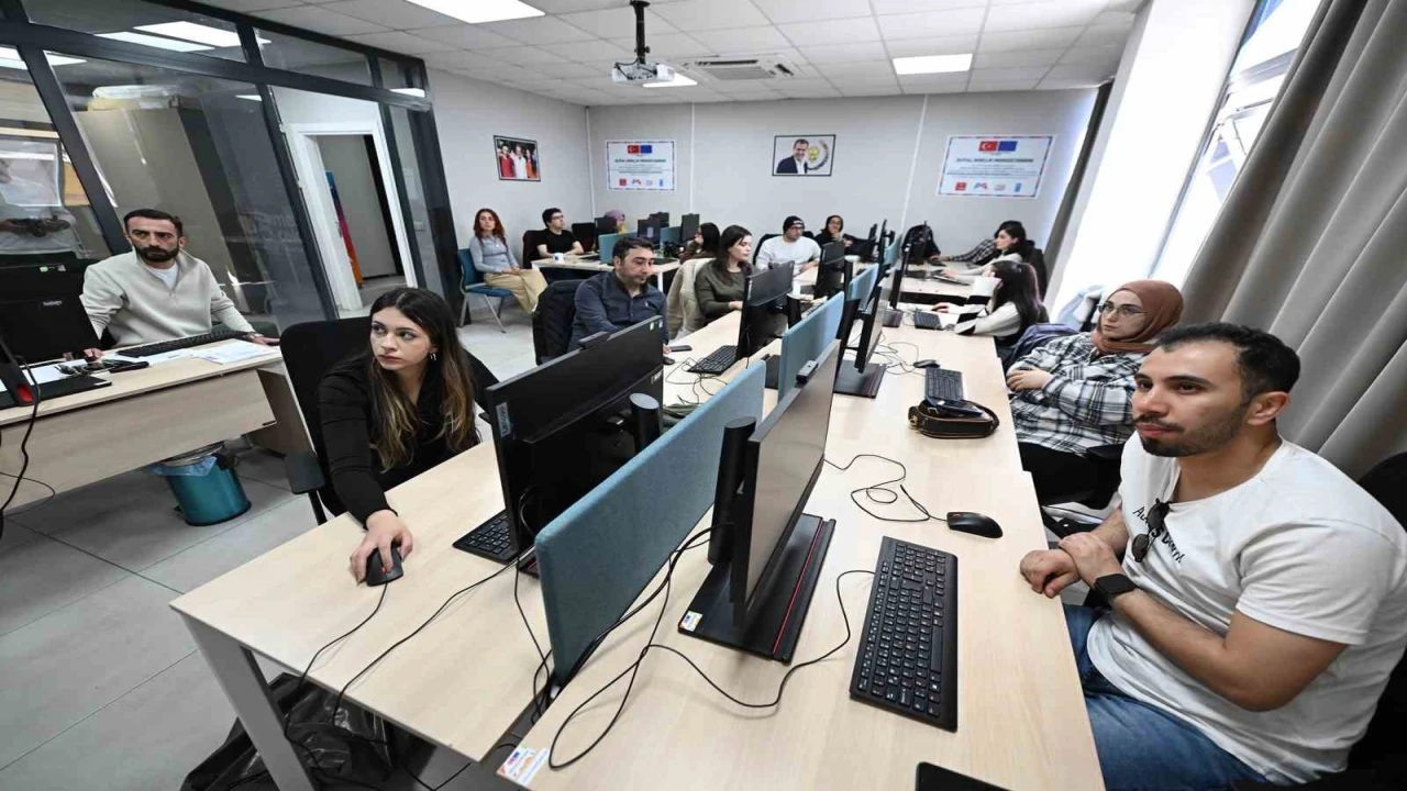 Mersinde gençlere yapay zeka ve veri analizi eğitimi