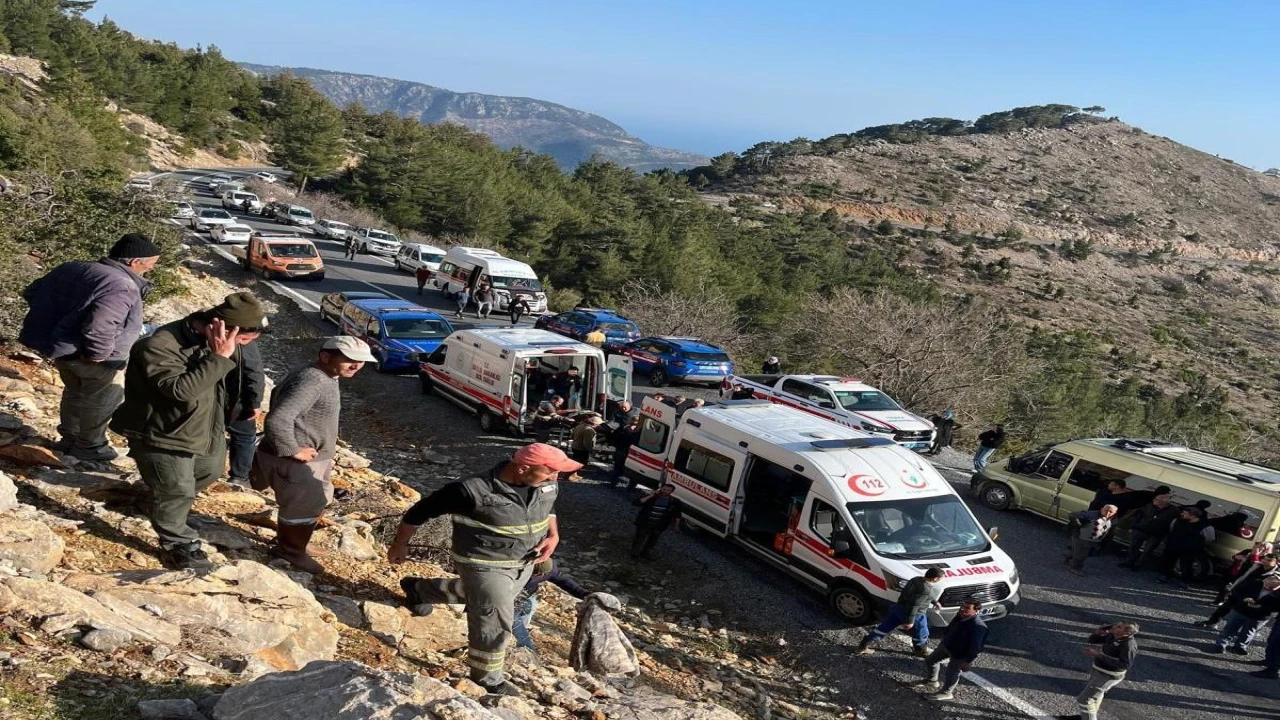 Mersinde işçi servisi uçurumdan yuvarlandı: Ölü ve çok sayıda yaralı var