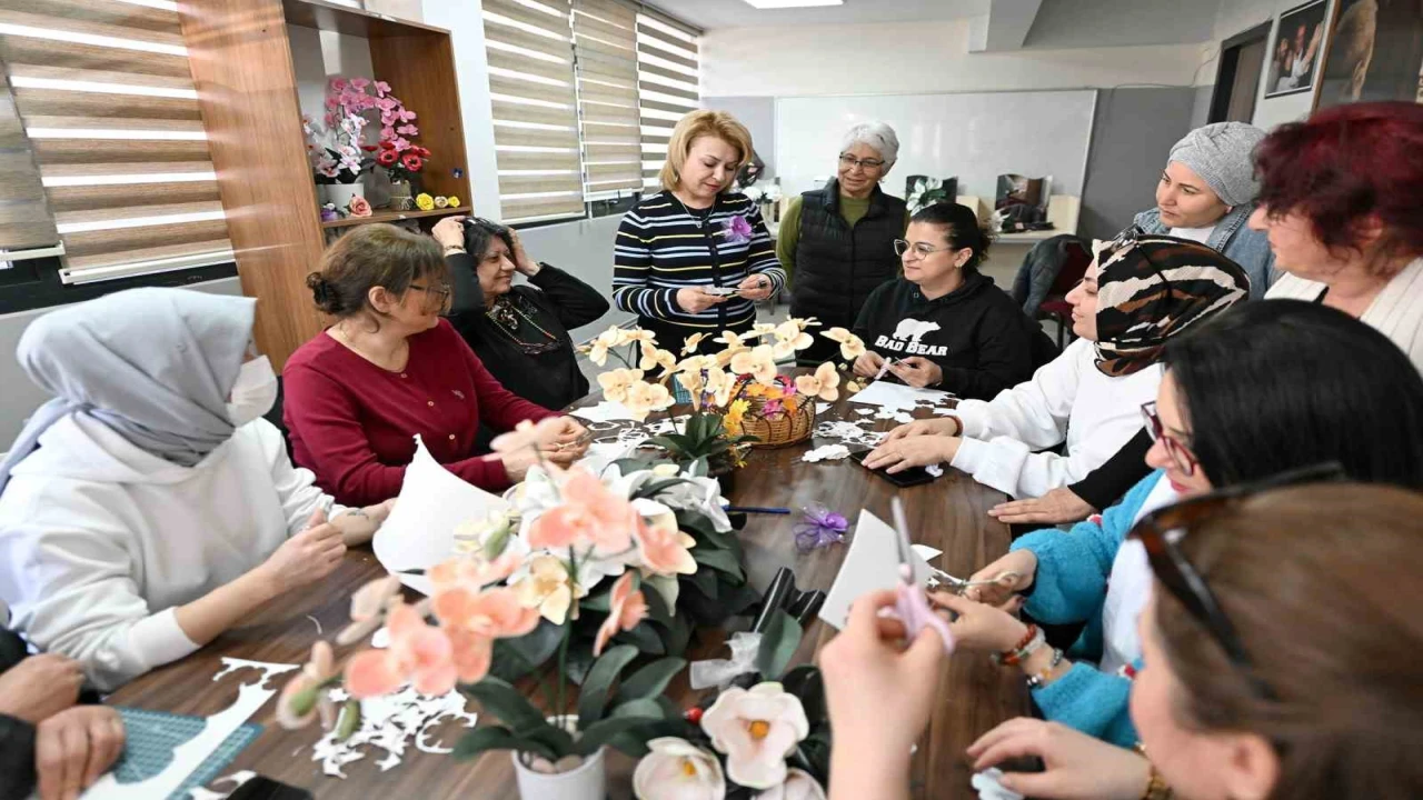 Mersinde kadınlar yapay çiçek kursuyla üretip kazanıyor