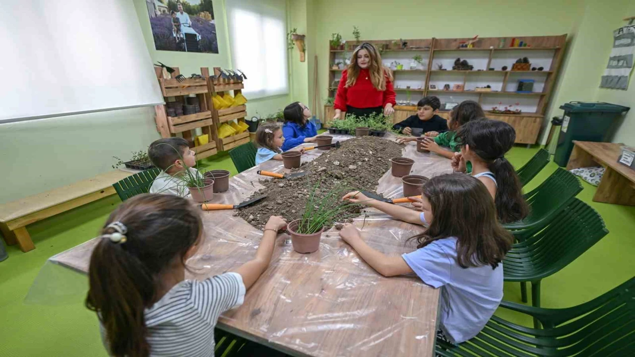 Mersinde minikler Doğa Atölyesinde toprakla buluşuyor
