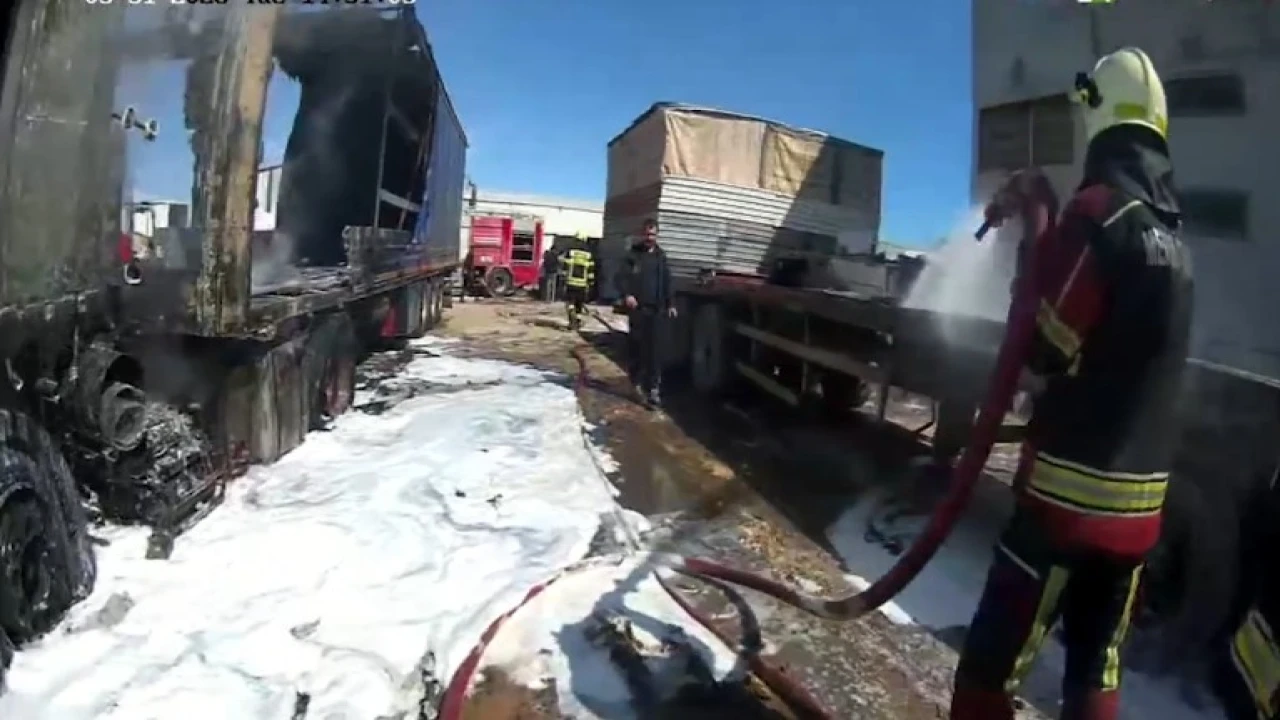 Mersinde yangın, tırlar hurdaya döndü