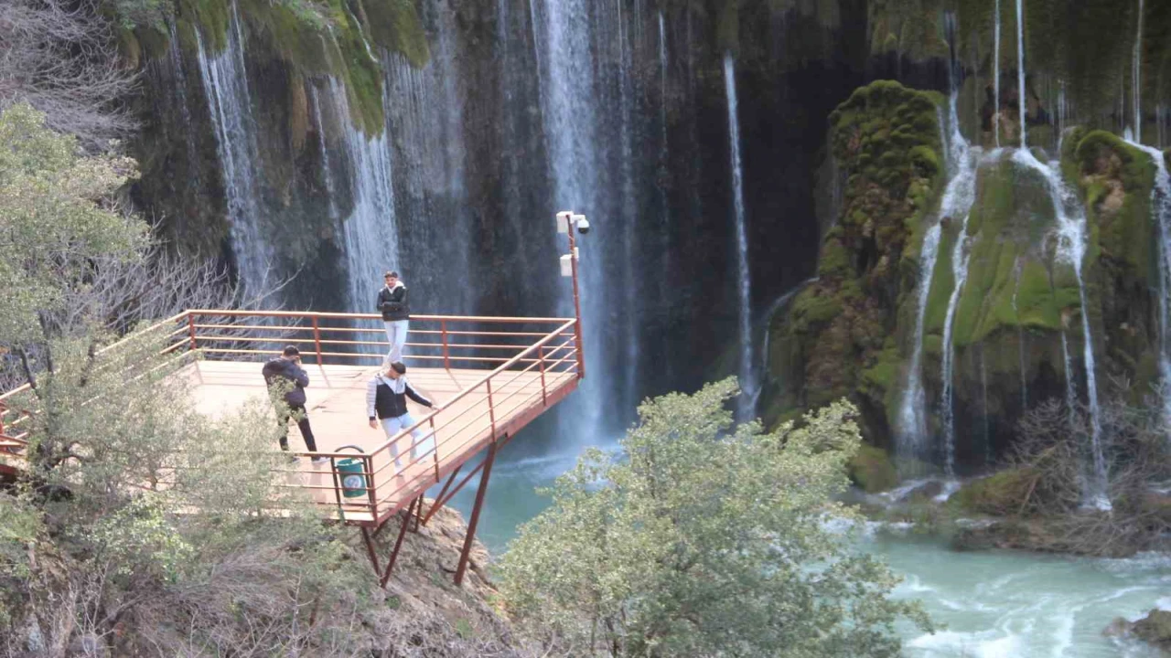 Mersinin saklı cenneti Yerköprü Şelalesi ziyaretçileri hayran bırakıyor