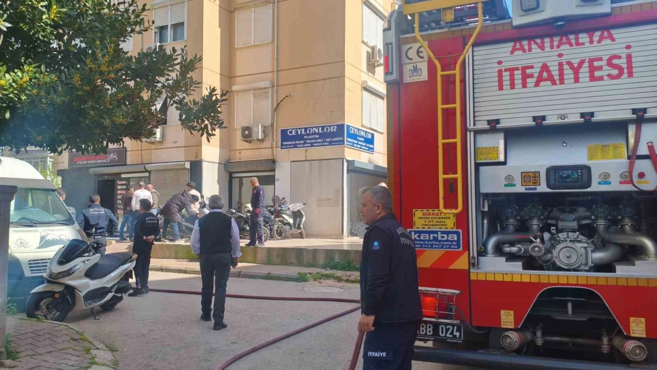 Motosiklet tamirhanesindeki yangın korkuttu